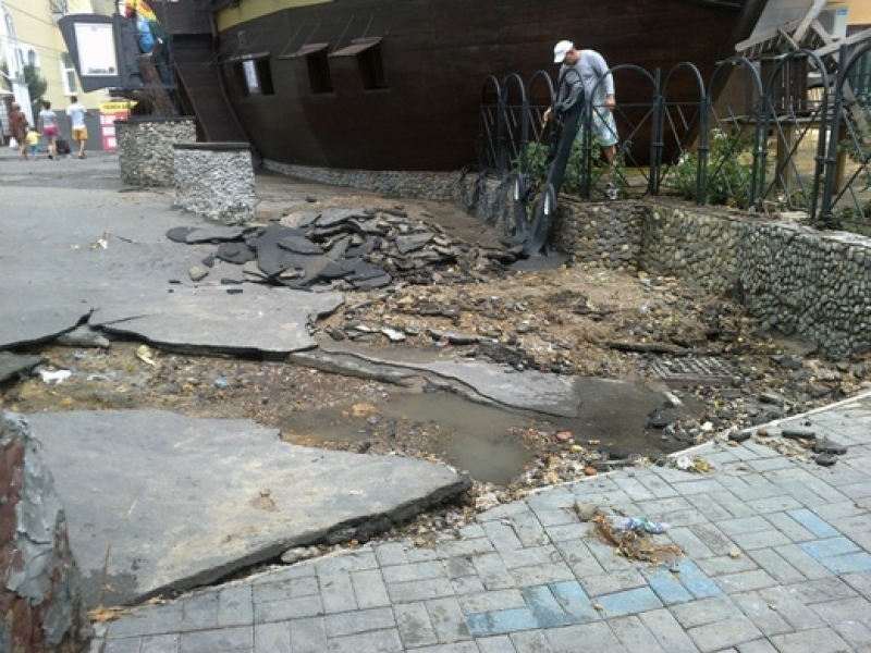 Одесские коммунальщики начали восстанавливать разрушенную непогодой Аркадию (фото) 