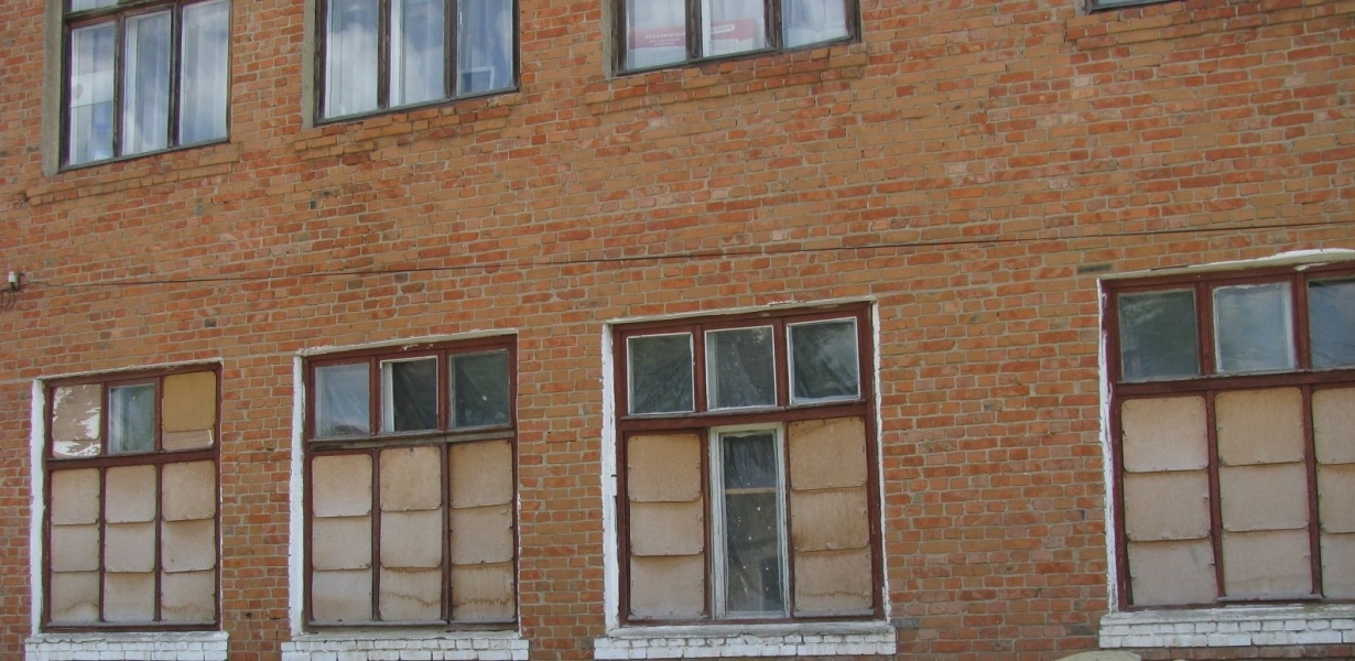 Неизвестные снова разбили окна в Ананьевской школе и сломали фонтан в центре города