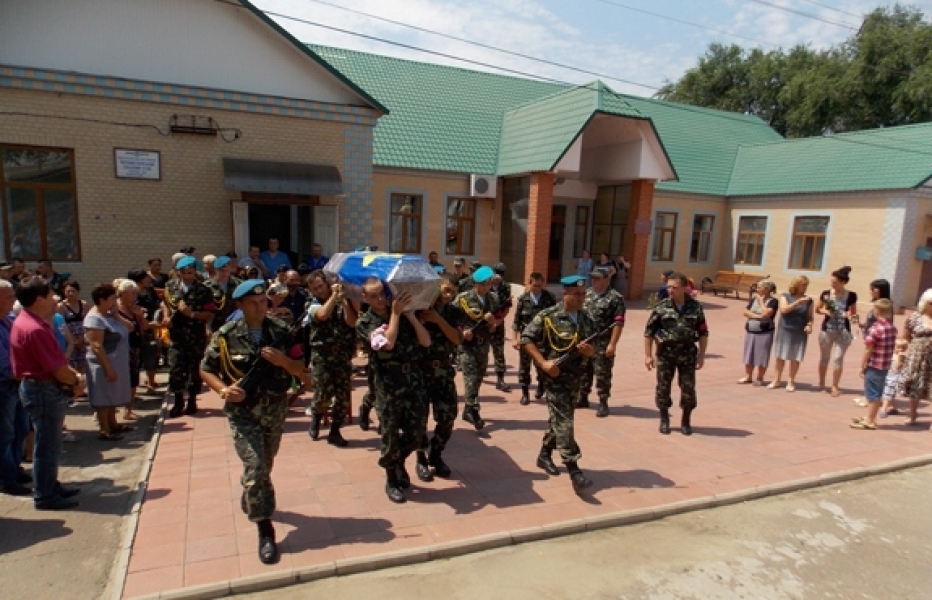 Жители Болградского района Одесской области провели в последний путь погибшего в зоне АТО десантника