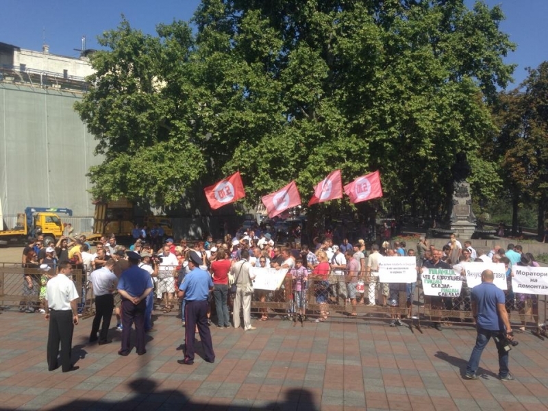 Одесские предприниматели митингуют у здания мэрии против сноса в городе МАФов