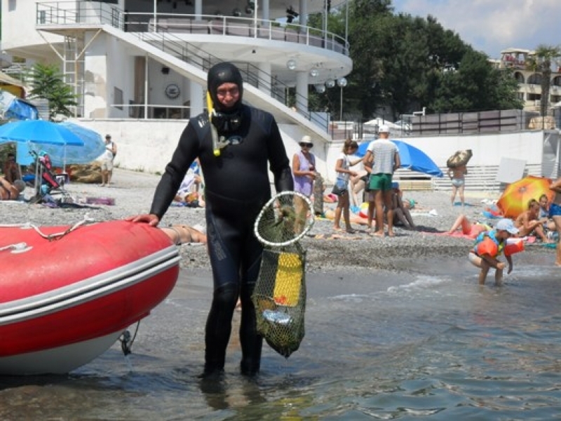 Одесские водолазы очистили морское дно от мусора (фото)