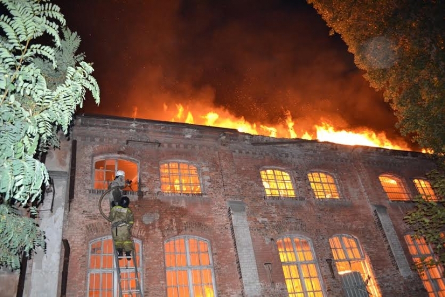 Масштабный пожар произошел на улице Приморской в Одессе. Сгорело целое здание (фото, видео)