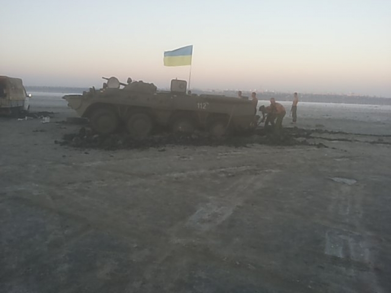 Украинский БТР застрял в лечебной грязи Куяльницкого лимана под Одессой (фото)
