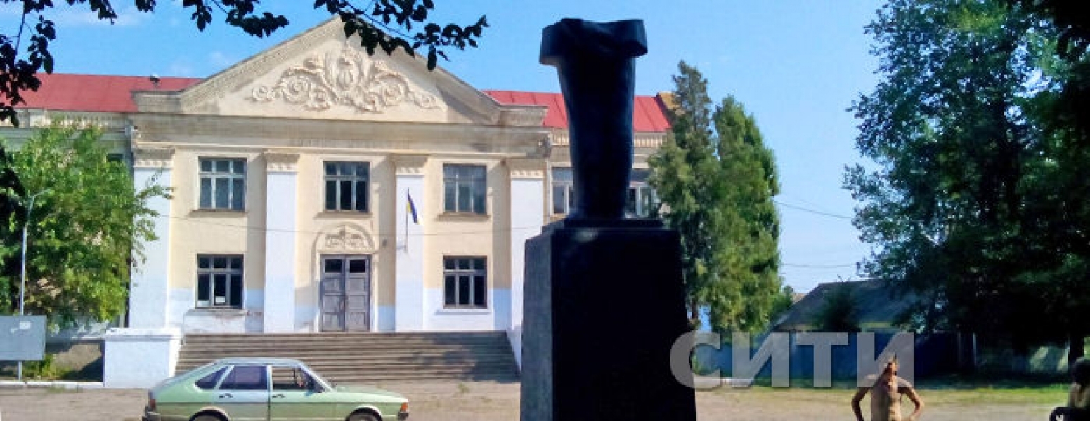 Неизвестные снесли памятники Ленину сразу в трех селах Измаильского района Одесской области