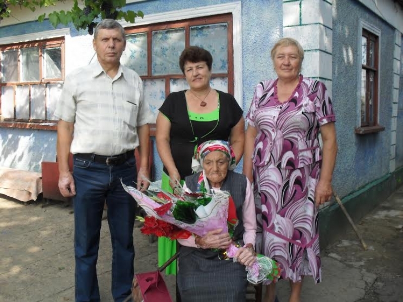 Старейшая жительница поселка на севере Одесской области отметила 95-летие (фото)