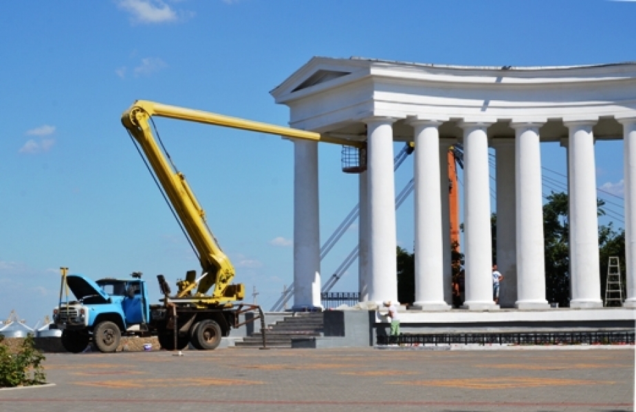 Коммунальщики реставрируют колоннаду на Приморском бульваре в Одессе (фото)