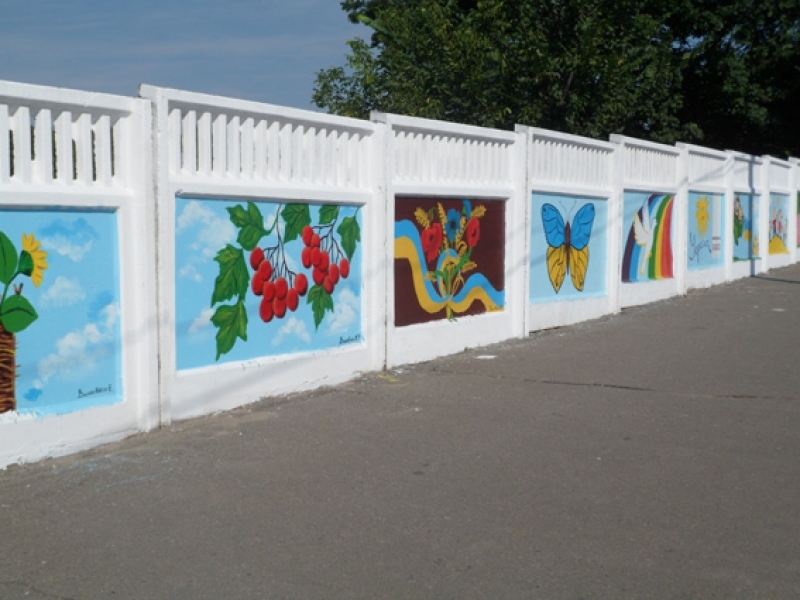 Юные жители Котовска Одесской области украсили центр города украинской символикой