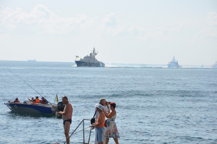 Военные моряки провели в акватории Одесского залива генеральную репетицию парада (фото)
