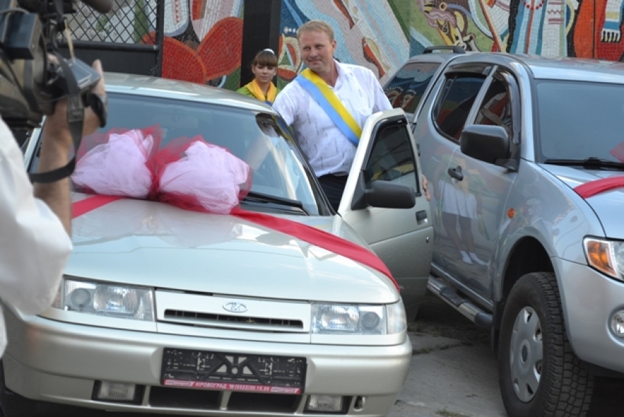Руководитель сельскохозяйственной компании в Одесской области подарил аграриям автомобили