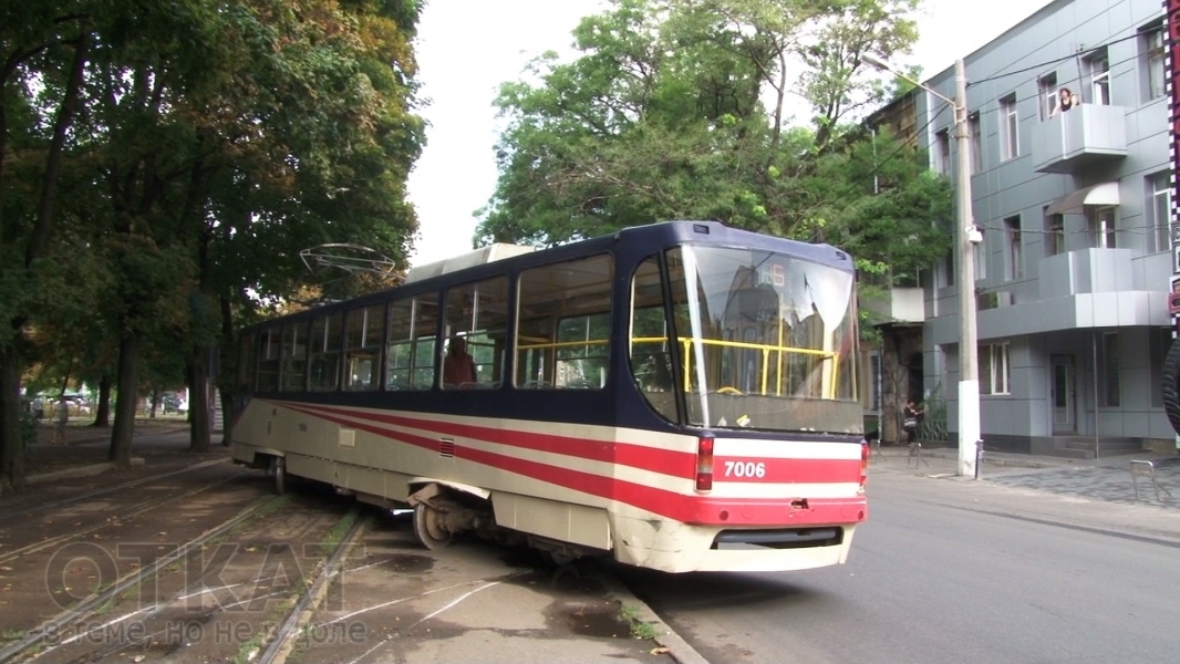 Трамвай №5 сошел с рельс и перекрыл движение в центре Одессы (фото)