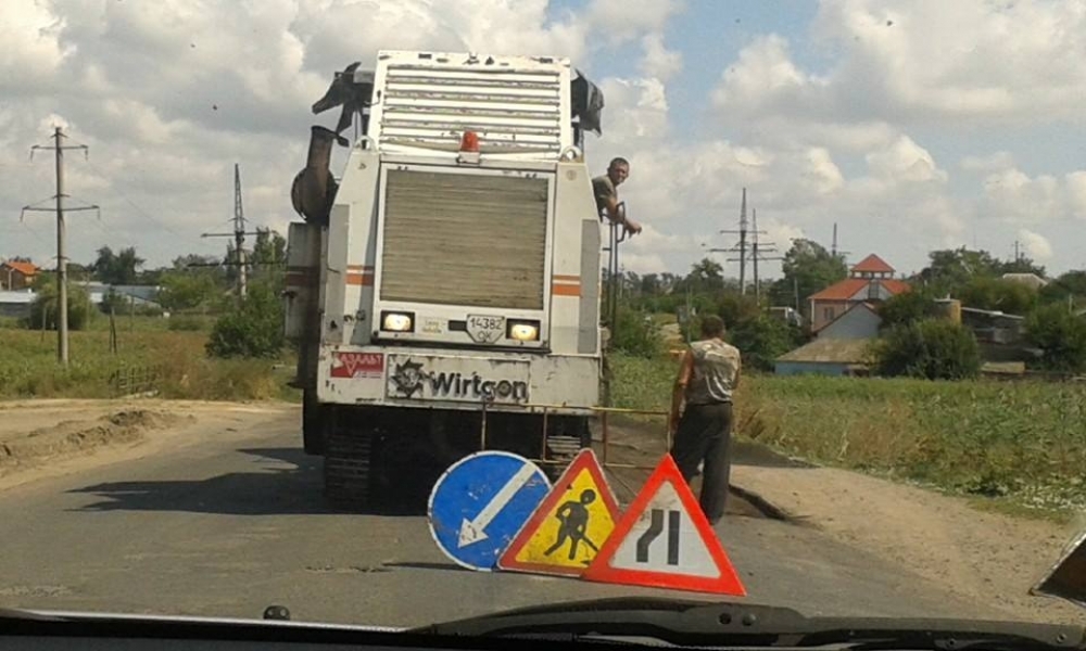 Рабочие ремонтируют самый разбитый участок дороги возле Южного Одесской области (фото)