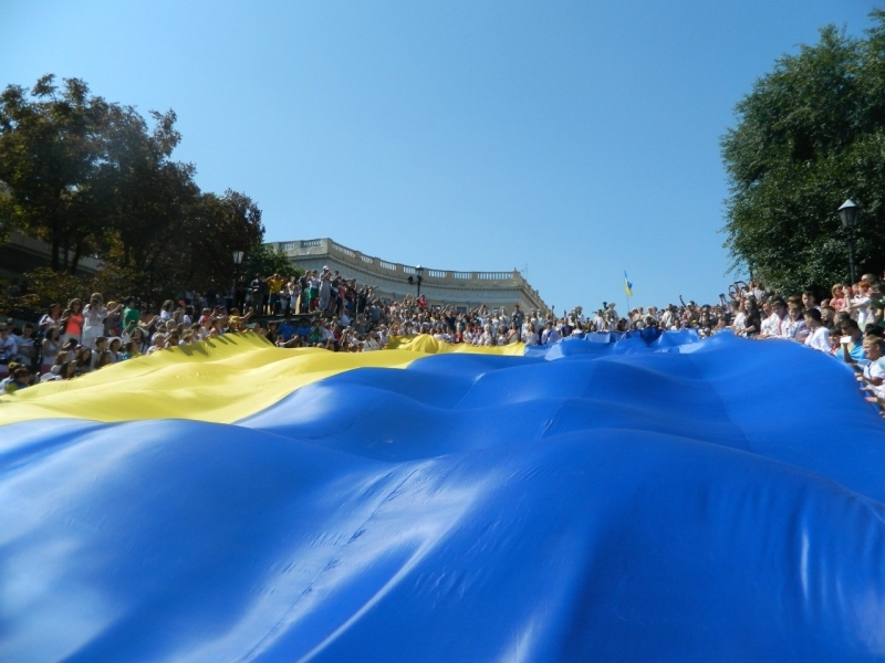 Одесситы накрыли Потемкинскую лестницу 23-метровым флагом Украины (фото)