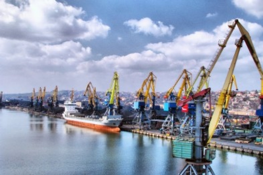Мариупольский порт вывозит своих работников в Одессу