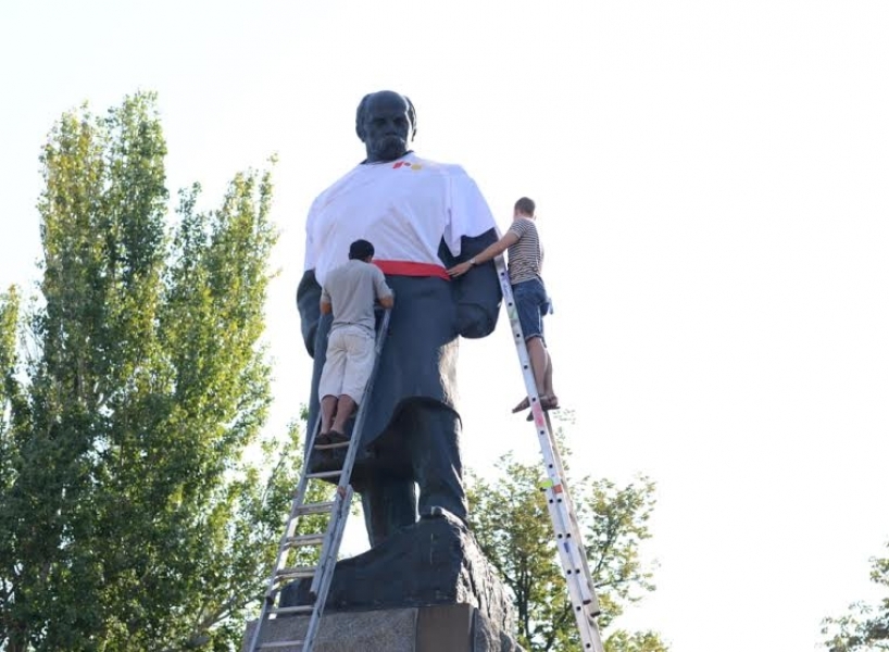 Общественники в честь 220-летия Одессы посвятили в одесситы памятник Тарасу Шевченко (фото)