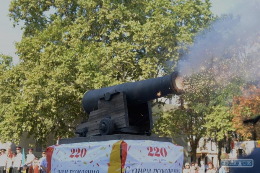 На Приморском бульваре Одессы выстрелила старинная пушка, дав старт празднику (фотофакт)