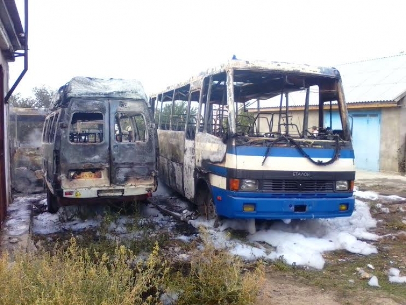 Неизвестные средь бела дня сожгли три автобуса под Одессой (фото)