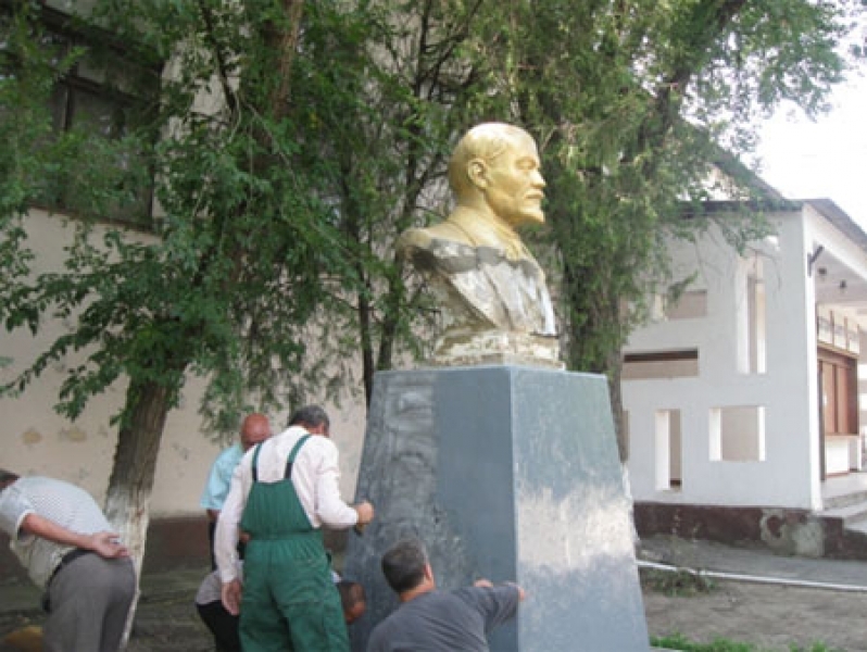 Коммунисты за месяц восстановили памятник Ленину в Болграде Одесской области (фото)