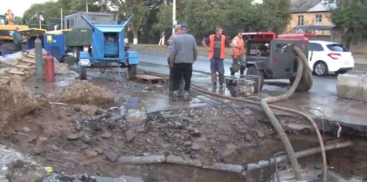 Одесские коммунальщики ликвидировали аварию на трубопроводе в районе Толбухина (видео)