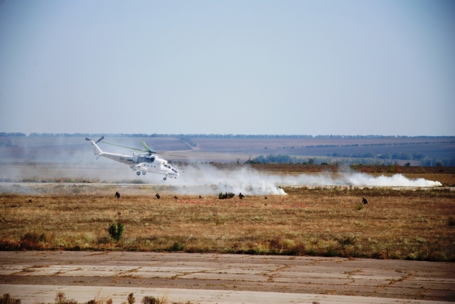 Военные восстанавливают аэродром в Болграде Одесской области