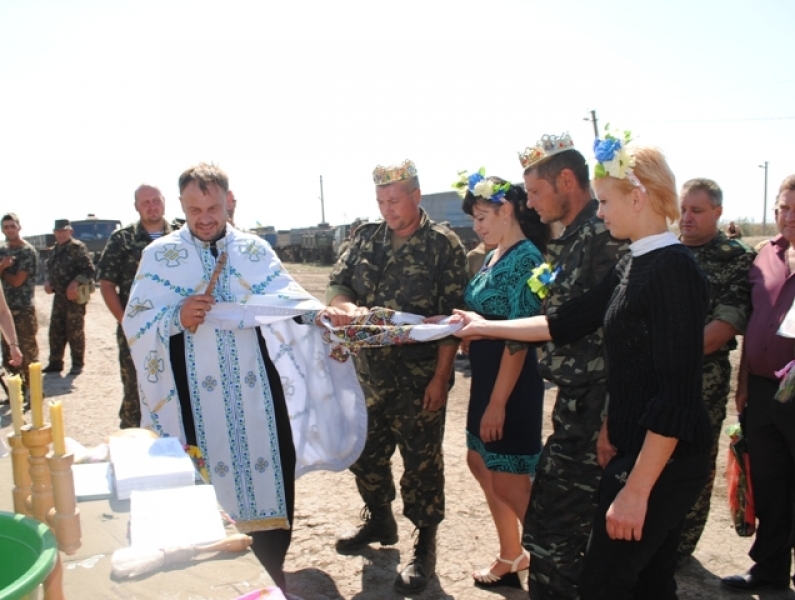 Две пары из Одесской области сыграли свадьбу на военном полигоне (фото)