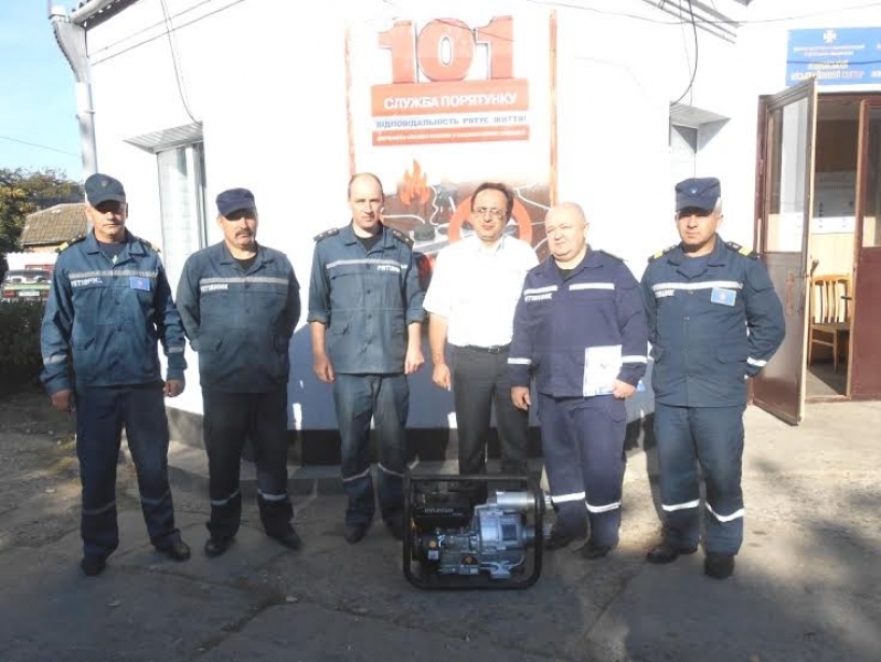 Власти северного района Одесщины подарили спасателям мотопомпу 