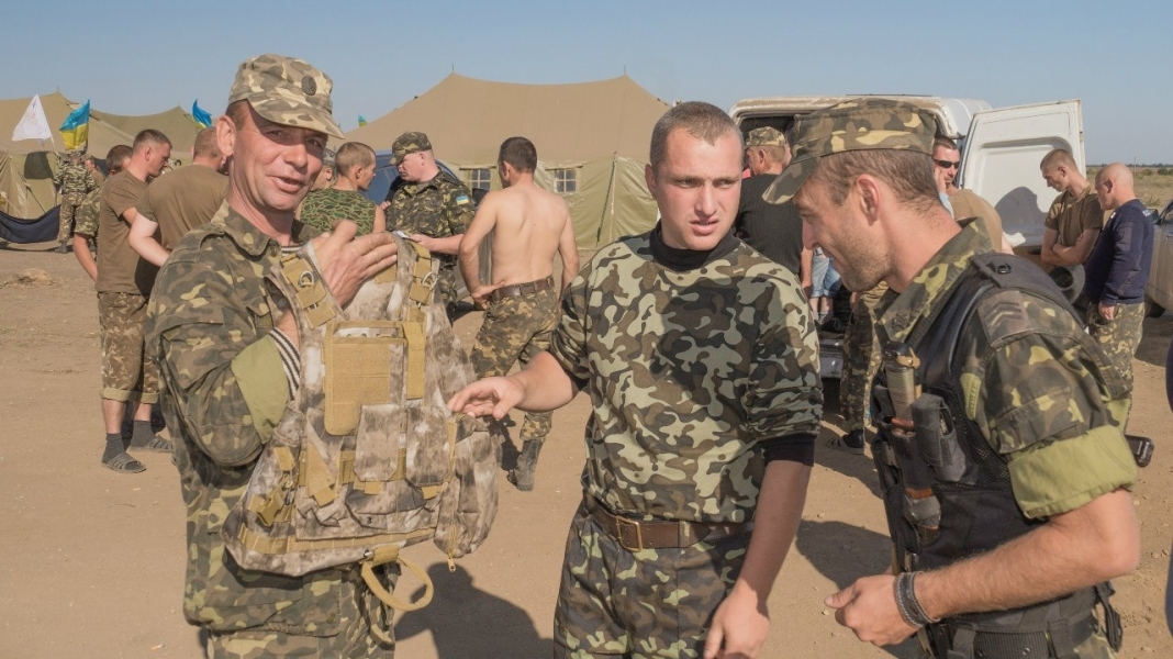 Народный депутат передал бронежилеты бойцам одесской 28-й механизированной бригады (фото)