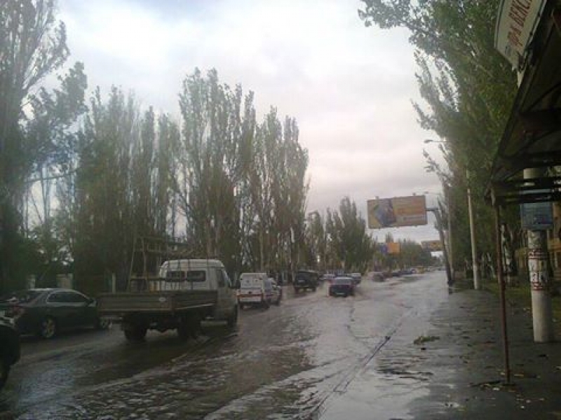 Дорога на Пересыпь до сих пор затоплена из-за ливня (фото)