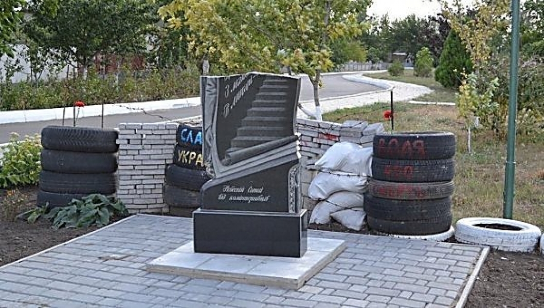 Сотрудники СБУ задержали троих одесситов, разрушивших памятник Небесной сотне под Одессой