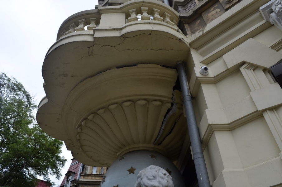 Знаменитый дом с атлантами в Одессе разрушается (фото)