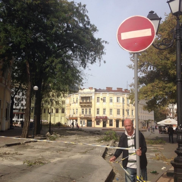 Строители разбирают дорогу на Греческой площади в Одессе (фото)