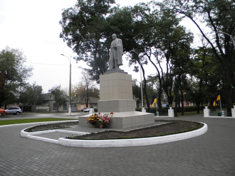 Власти Измаила открыли в городе обновленный памятник Шевченко