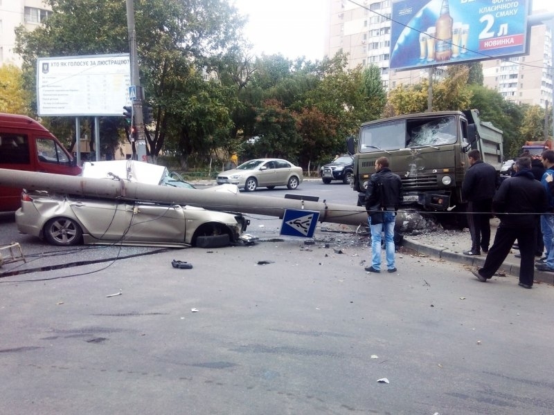 Рухнувший бетонный столб раздавил иномарку с водителем в Одессе (фото)