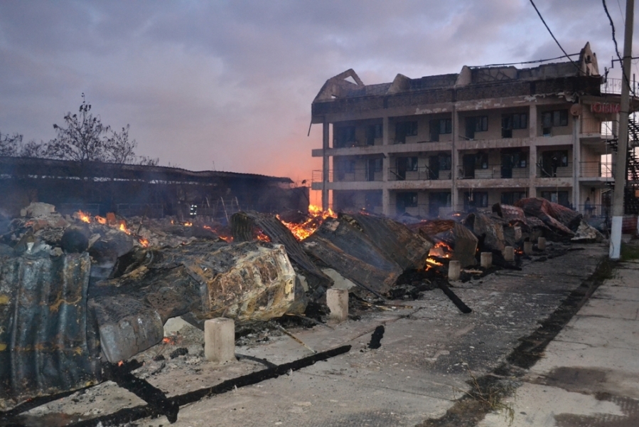 Спасатели ликвидировали масштабный пожар на базе отдыха в Одесской области (фото)