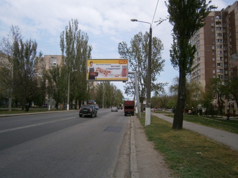 Люди в униформе демонтировали около 30 рекламных конструкций в Одессе