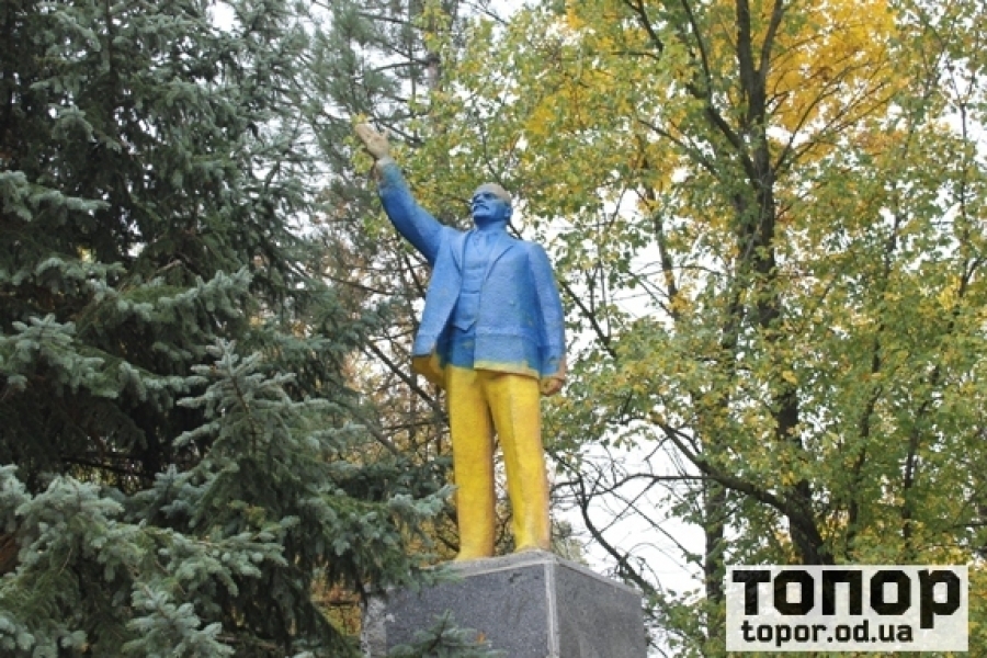 Неизвестные раскрасили в цвета украинского флага памятник Ленину на юге Одесщины (фото)