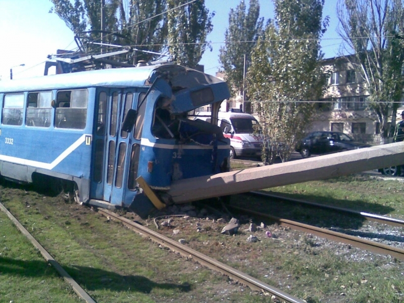 Трамвай сошел с рельс и врезался в столб в Одессе 