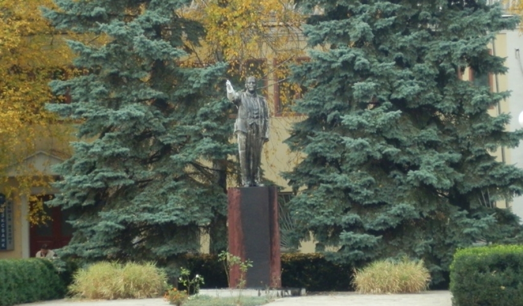 Очередной памятник Ленину в Одесской области стал жертвой вандализма (фото)