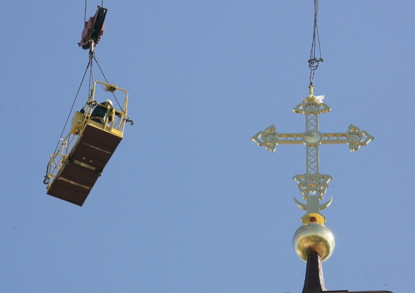 Рабочие установили крест над строящимся храмом церковно-приходской школы в Одессе
