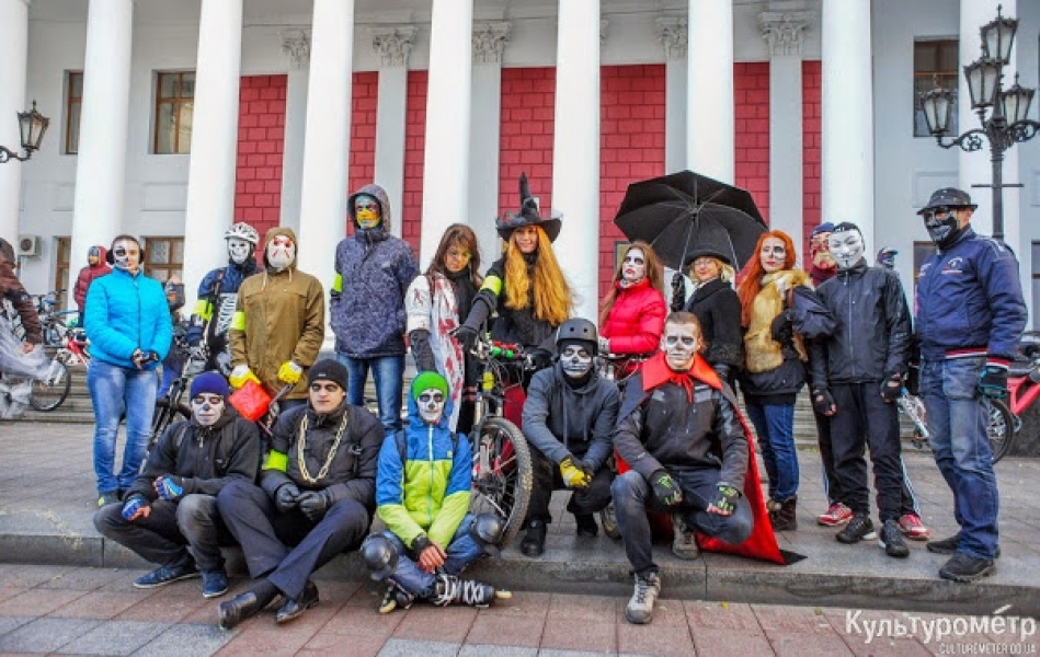 Одесситы в костюмах нечисти устроили велопробег в честь Хеллоуина (фото)