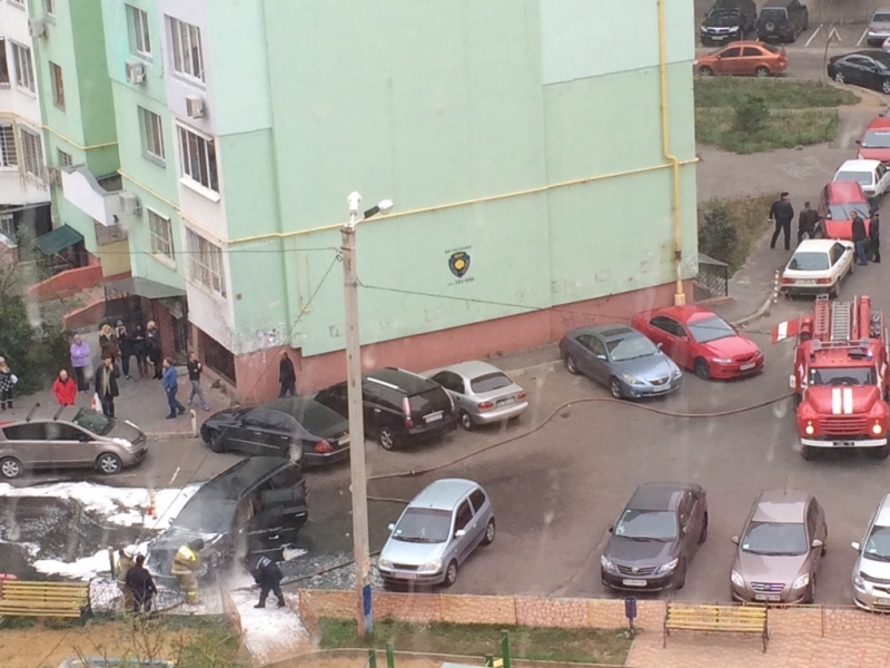 В Одессе у детской площадки взорвался внедорожник (фото)