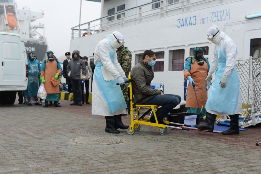 Медики со всей Украины боролись с воображаемым вирусом Эбола в Одесском порту (фото)
