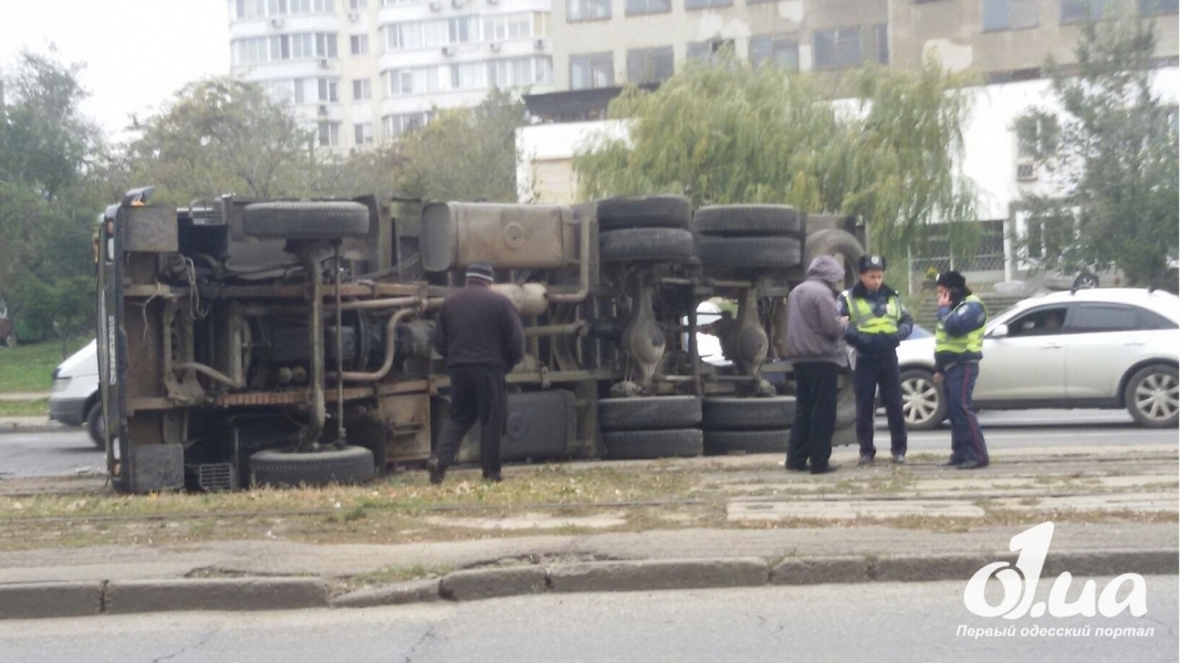 Огромный грузовик перевернулся на улице Балковской в Одессе (фото)