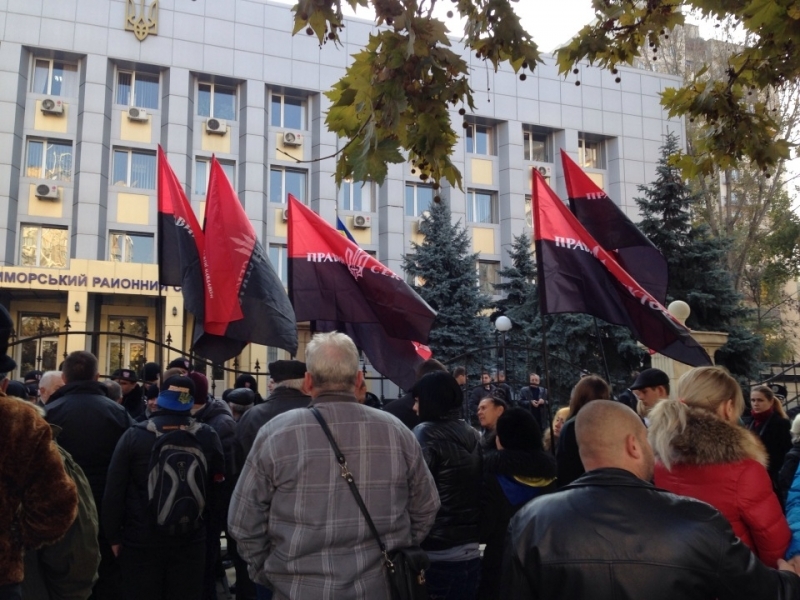Активисты Евромайдана и «Правого сектора» едва не снесли ворота Приморского суда Одессы (фото)