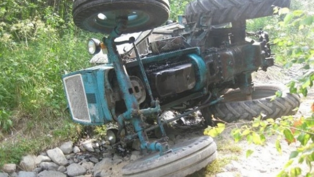 В Одесской области перевернулся трактор, водитель погиб на месте