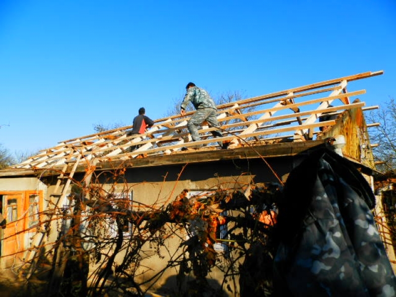 Балтский горсовет Одесской области помог восстановить крышу в доме бойца батальона 