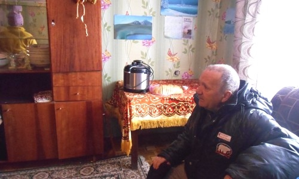 Многодетная семья из Одесской области приютила переселенца-пенсионера из зоны АТО