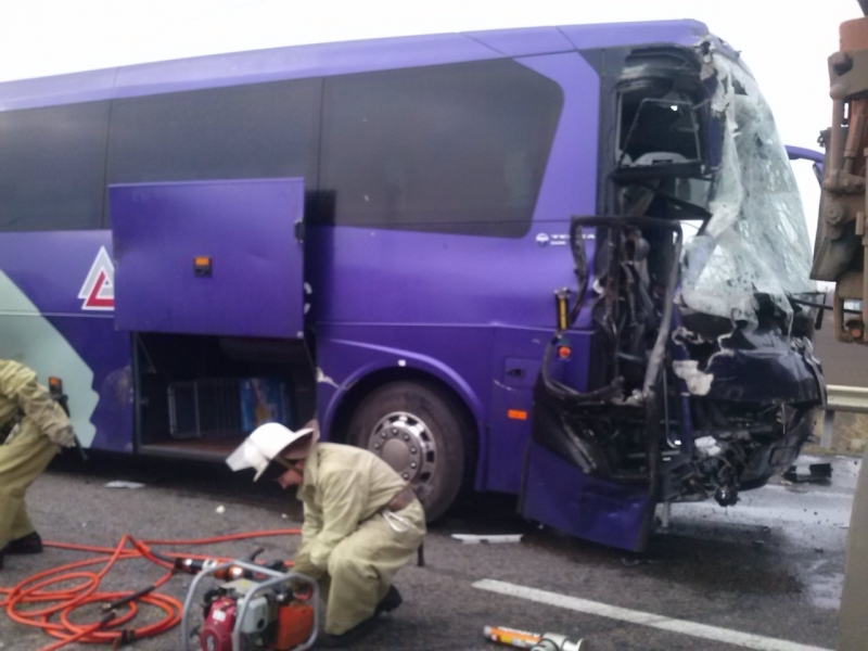 Пассажирский автобус Киев - Одесса врезался в КАМАЗ (фото)