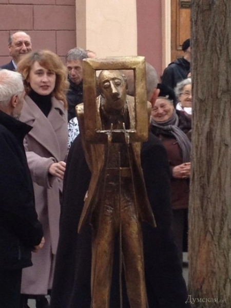 Первый в мире памятник зрителю появился во дворе Одесского художественного музея (фото)