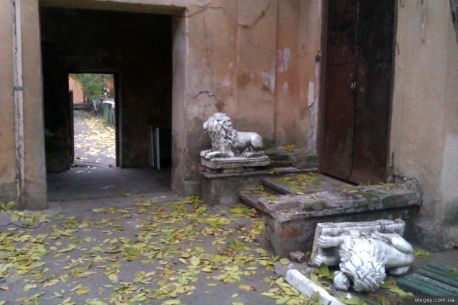 Неизвестные повредили скульптуру льва у Одесской киностудии