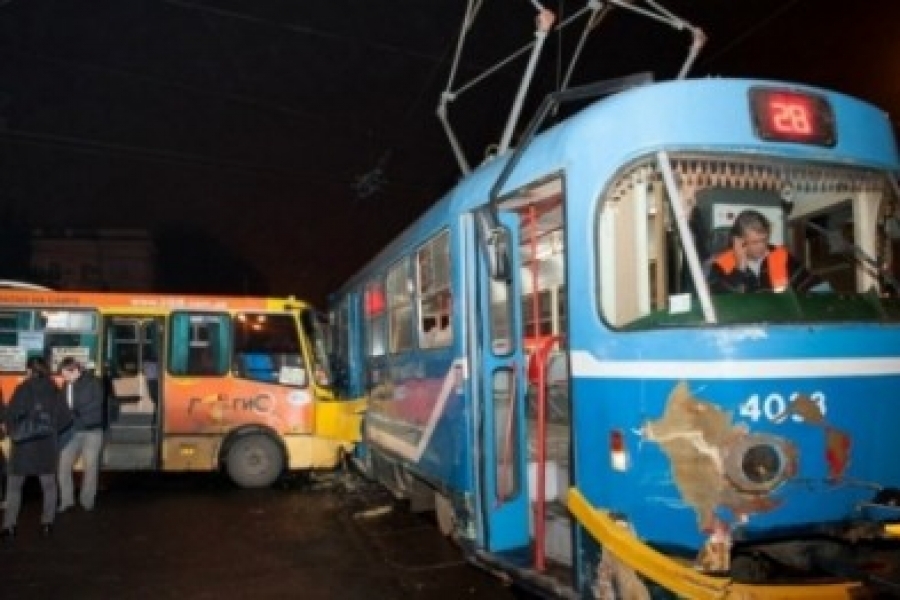 Маршрутка с пассажирами врезалась в трамвай в центре Одессы